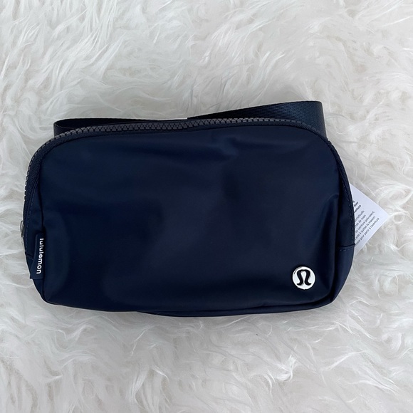 LAST ONE- Lululemon Everywhere Belt Bag in True Navy colour. NWT - Picture 1 of 5